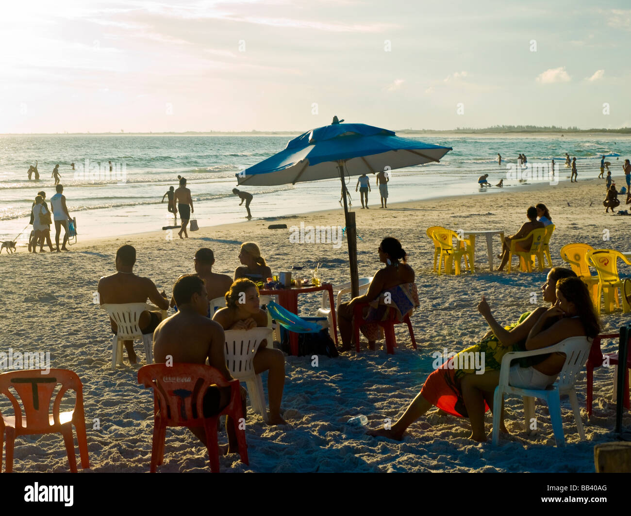 Brasiliani relax su Praia Grande spiaggia di Arraial do Cabo, RJ, Brasile. Foto Stock