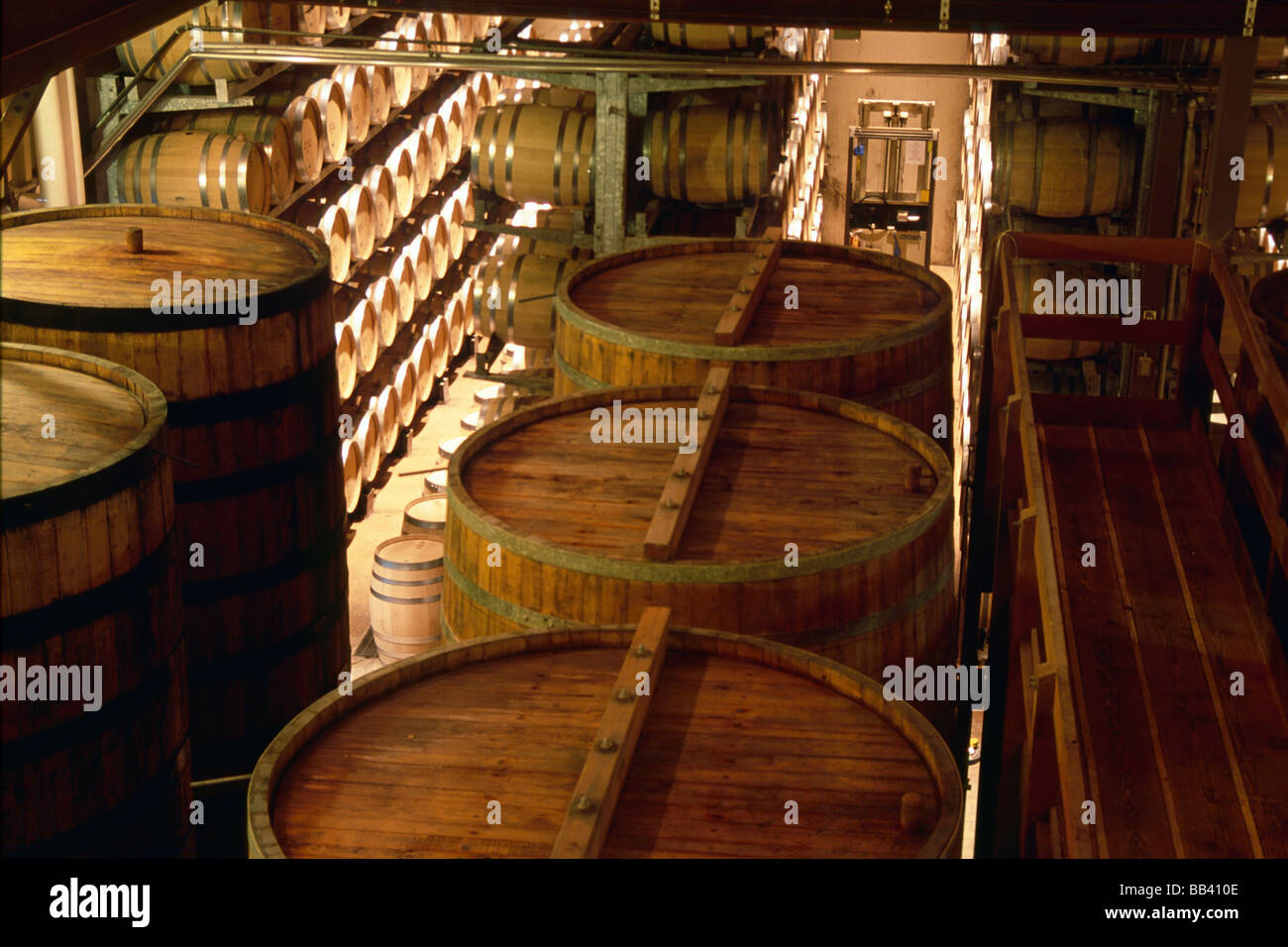 Oak botti da vino in una cantina Sterling Cantina Calistoga Napa Valley California Foto Stock