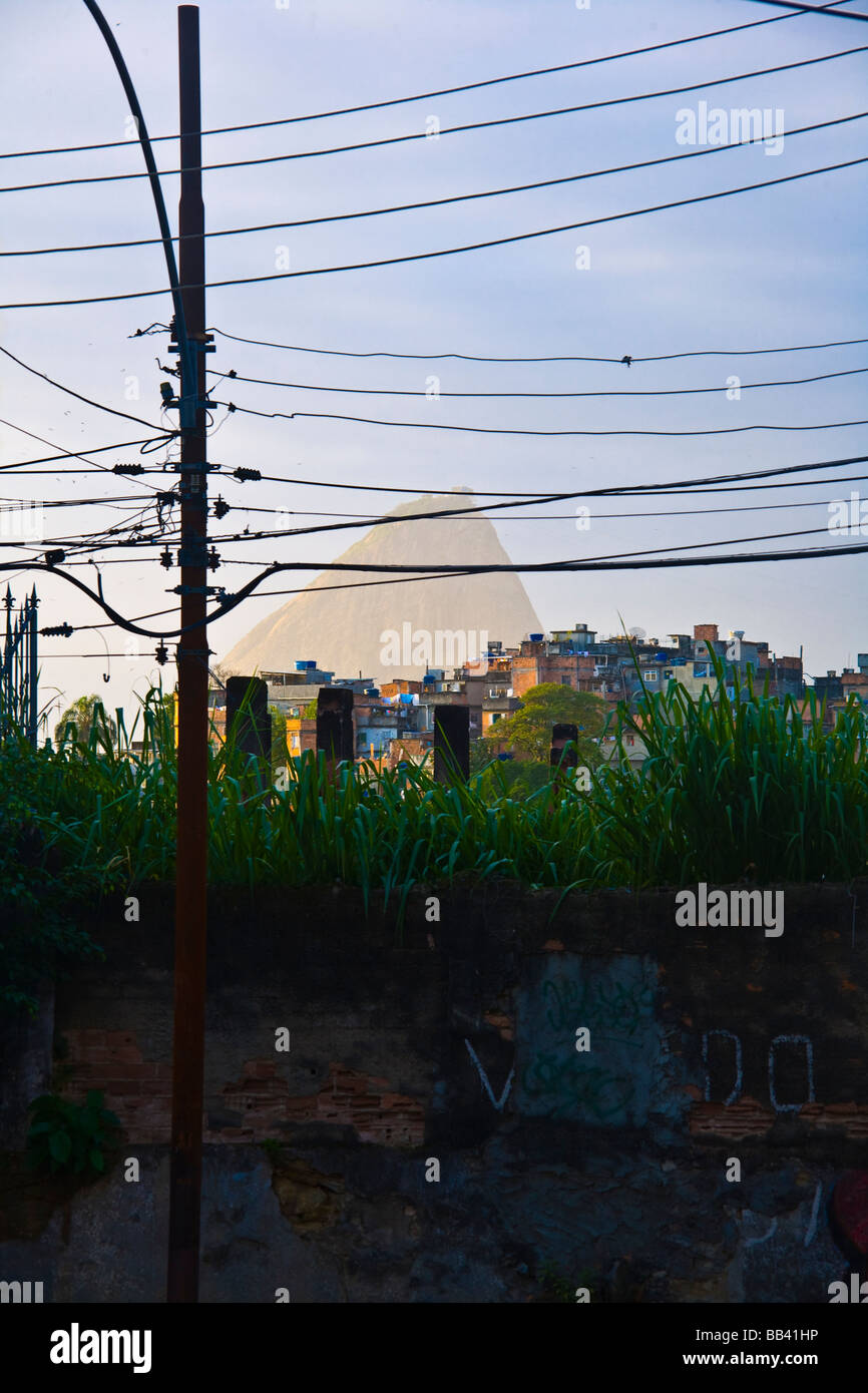 Rio de Janeiro: una vista sulla montagna di Sugarloaf con Santo Amaro favela di baraccopoli in primo piano. Foto Stock