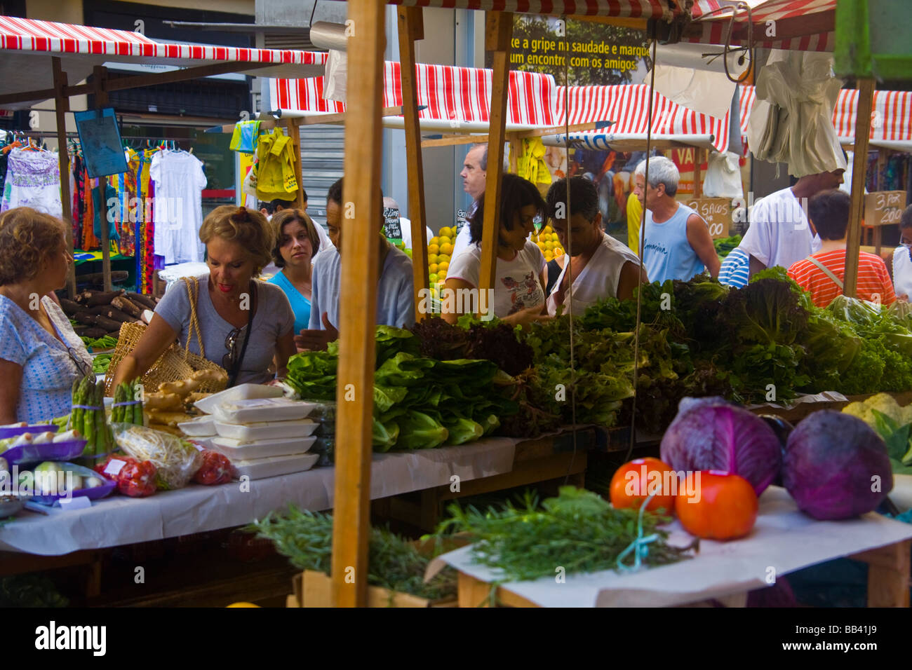 Weekly street market su Ronald de Carvalho street, Copacabana, Rio de Janeiro, Brasile Foto Stock
