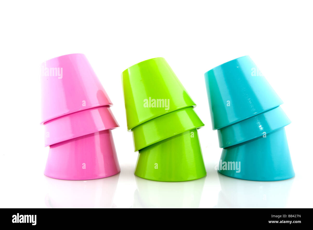 Fiori colorati vasi in rosa verde e blu Foto Stock