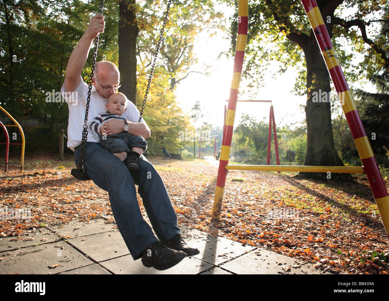 Padre e figlio su uno swing Foto Stock