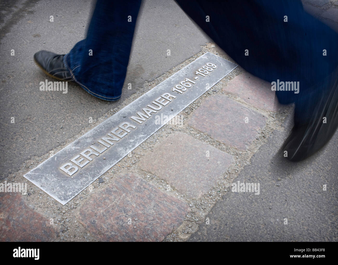 Una persona sulla ex boarder tra Berlino Ovest e Berlino Est Foto Stock