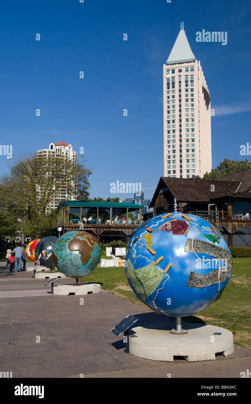 California, San Diego. Il Seaport Village, globe sculture. Foto Stock