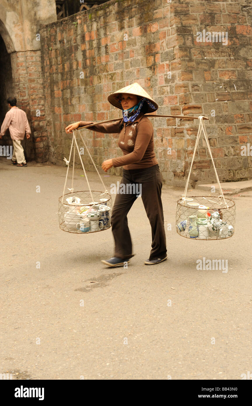 Street hawker vendita degli animali in ceramica, il vecchio quartiere di Hanoi, Vitenam. Foto Stock