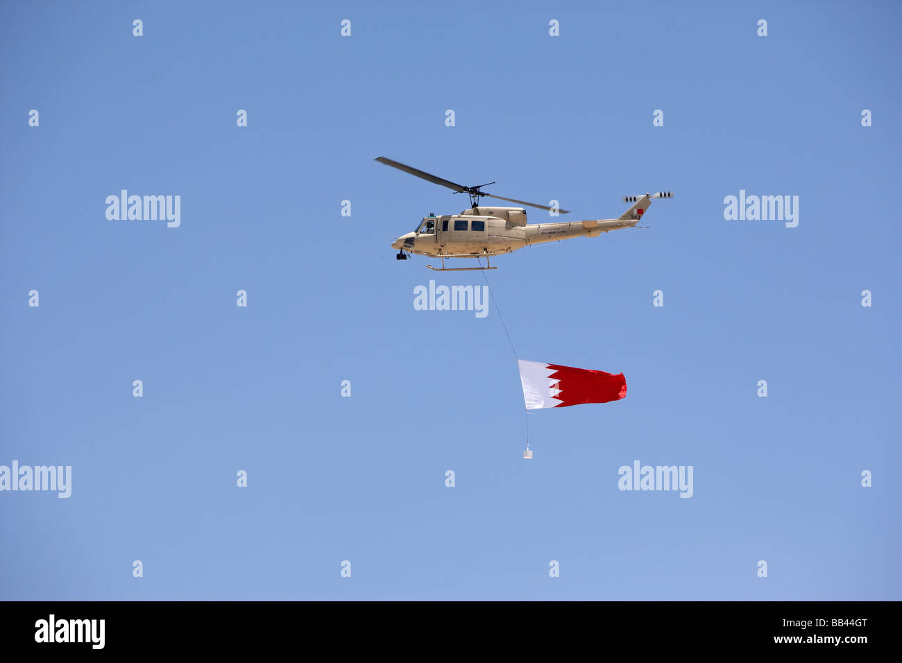 Elicottero trailing bandiera del Bahrain Foto Stock