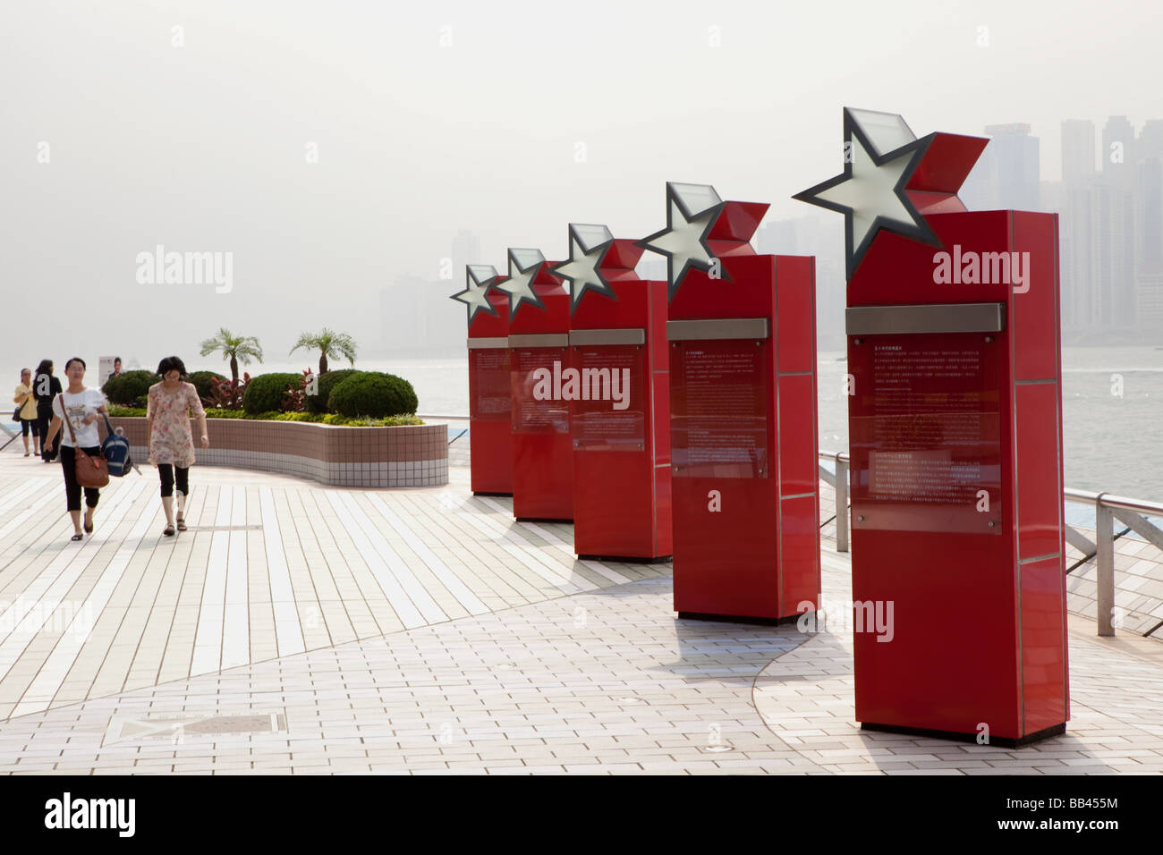 Le statue sono visibili sul Viale delle stelle in Kowloon, Hong Kong Foto Stock