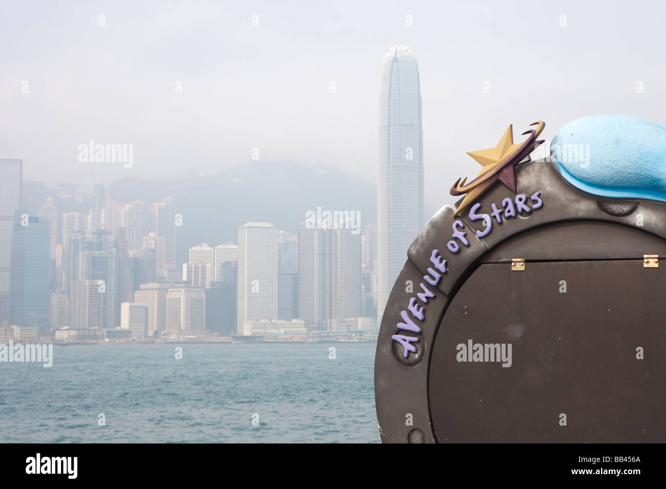 Una statua è visto sul Viale delle stelle nella parte anteriore dello skyline di Hong Kong Foto Stock