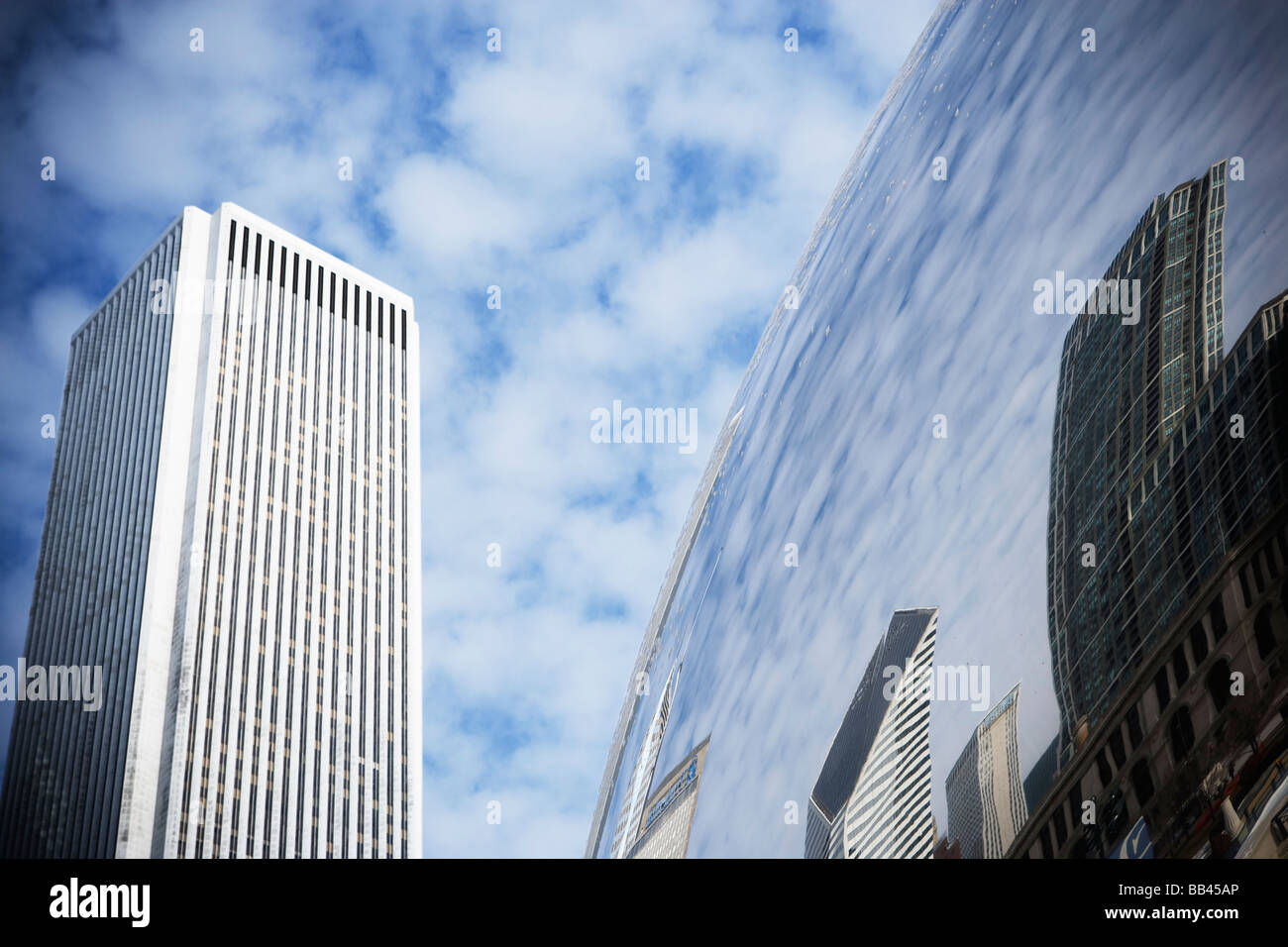 Edifici e il cielo si riflette nel Cloud Gate, scultura, Chicago, IL. Foto Stock