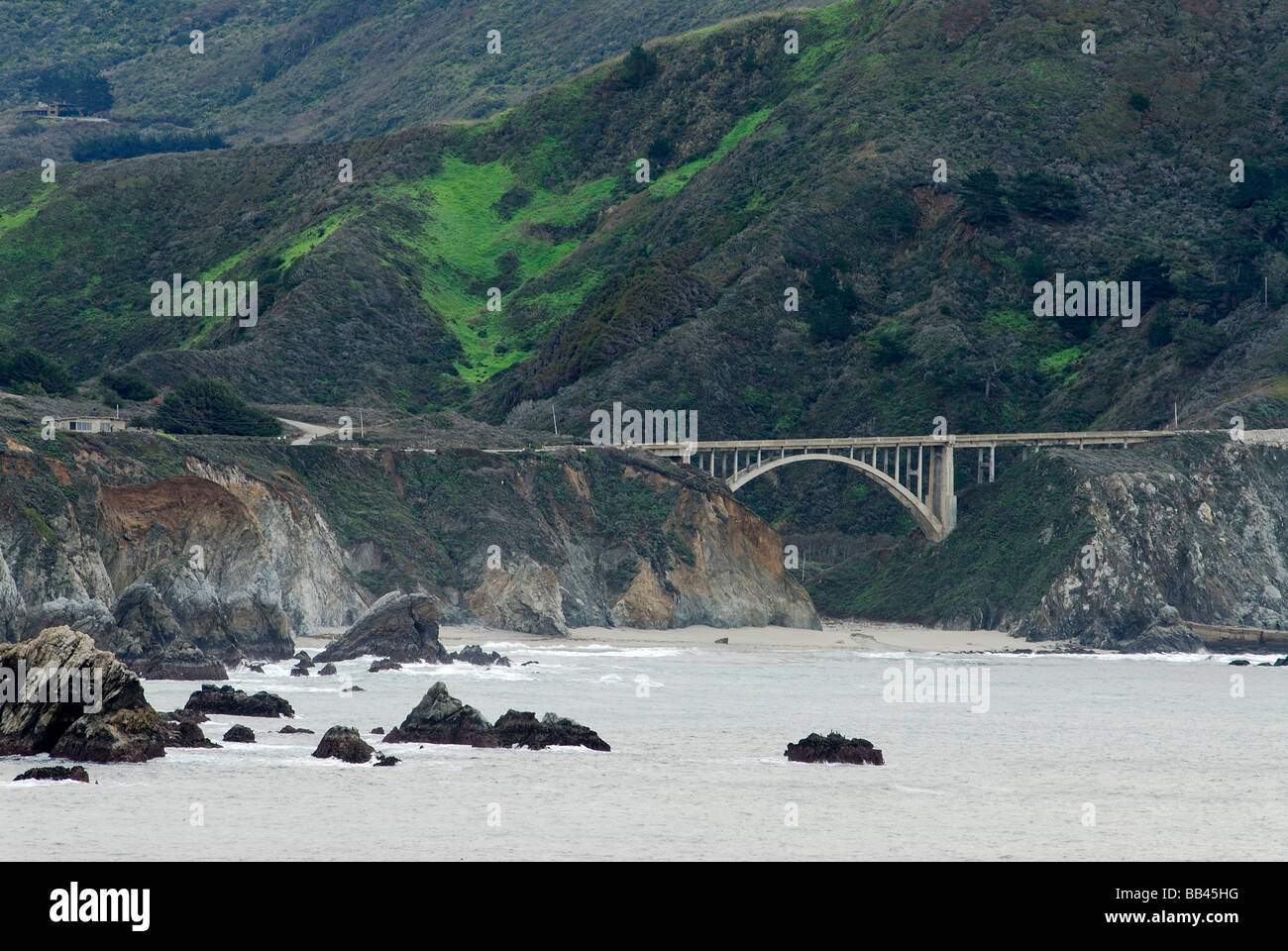 Un ponte lungo il litorale vicino Bixby Creek sulla centrale di costa della California. Foto Stock