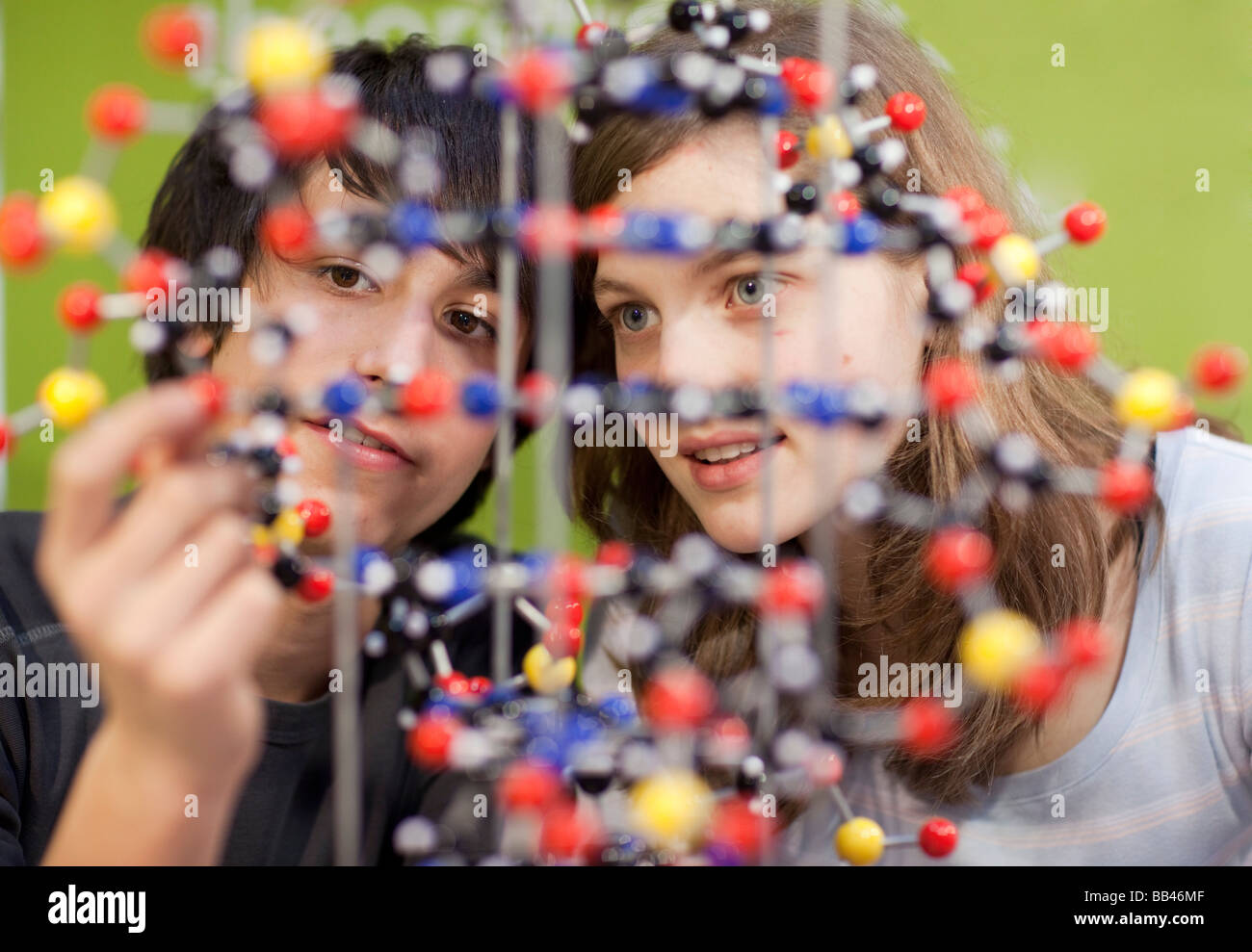 Gli studenti con un modello di atomo Foto Stock