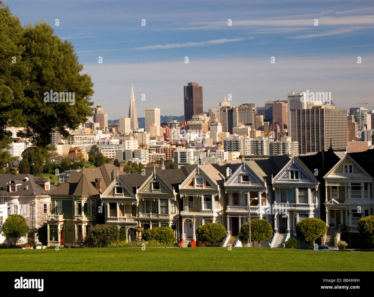 San Francisco famose case vittoriane chiamato 5 Sisterswith skyline di San Francisco in background Foto Stock