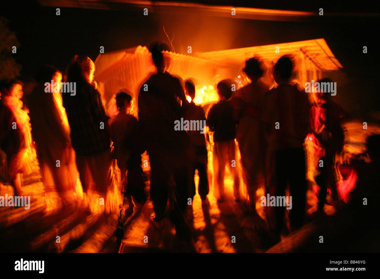 Un gruppo di abitanti di un villaggio Meca si radunano attorno al loro fuoco serale. Thailandia. Foto Stock