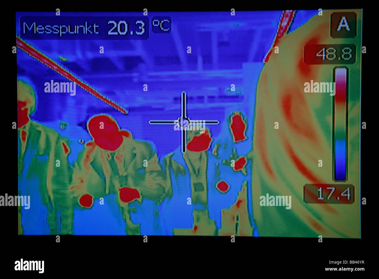 Una telecamera termografica è tenendo la temperatura del corpo del passaggio di persone. Foto Stock