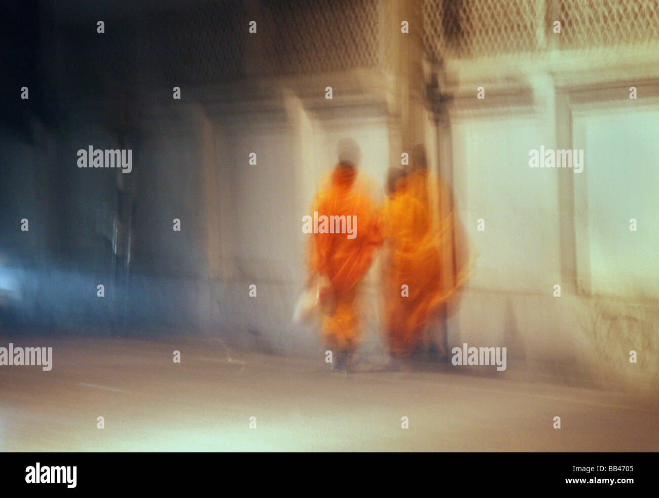 Due monaci buddisti camminare per le strade di notte. Chiang Mai, Thailandia. (Sfumata movimento) Foto Stock