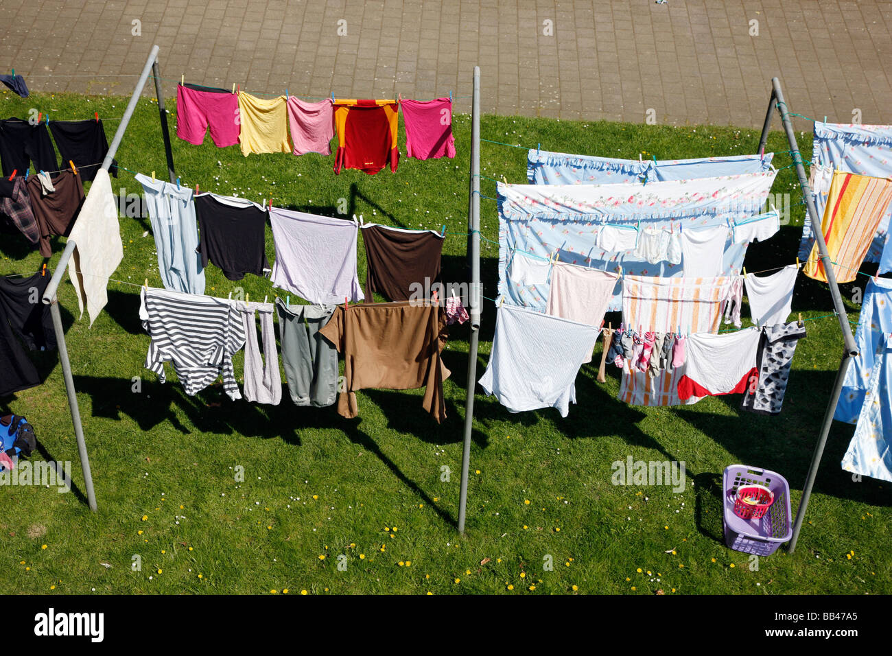 Stendere la biancheria per essiccamento in un giardino di Gelsenkirchen, Germania Foto Stock