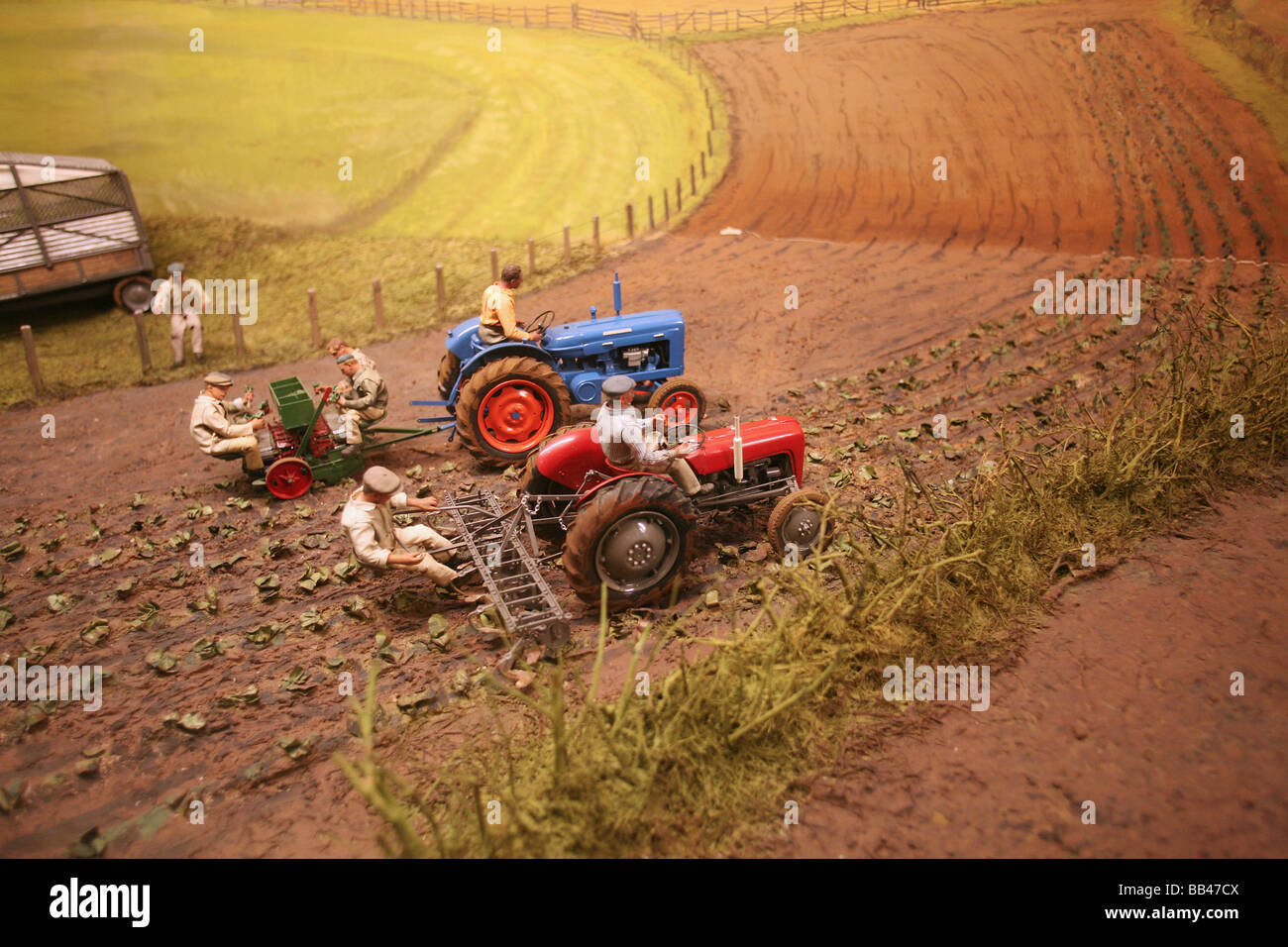 Agricola diorama del Museo della Scienza di Londra che mostra di macchine agricole di cavoli di raccolta Foto Stock