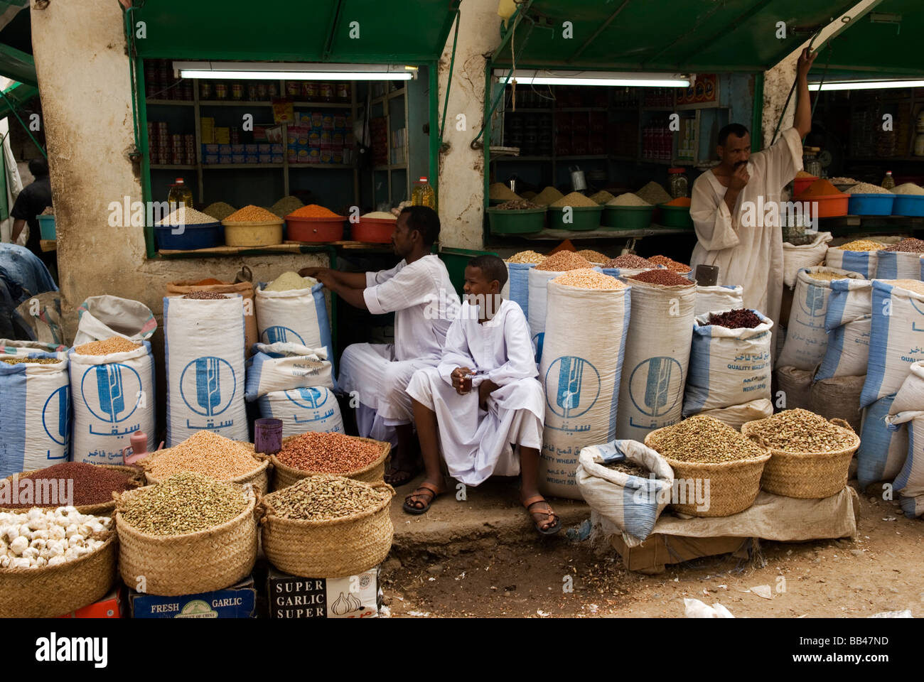 I venditori su Hai el-Arab Souq a Omdurman, Sudan. Foto Stock