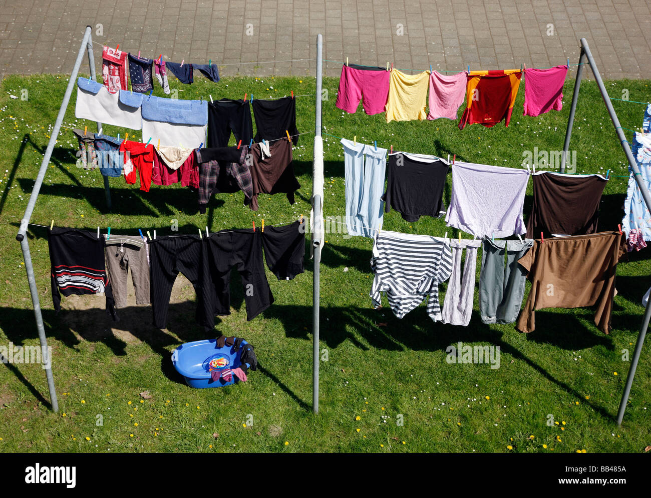 Stendere la biancheria per essiccamento in un giardino di Gelsenkirchen, Germania Foto Stock