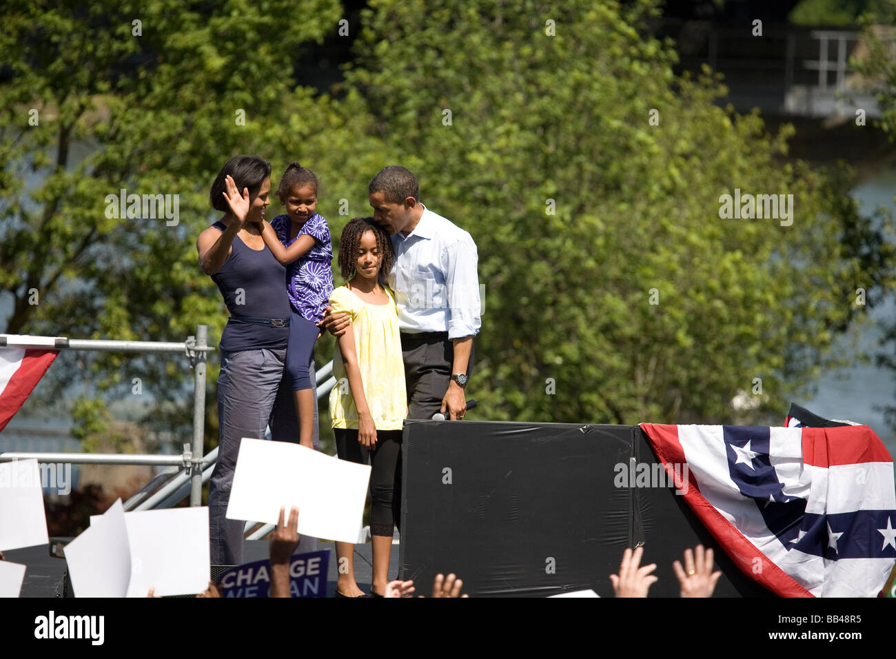 Barack Obama, Michelle Obama e le due figlie Malia e Sasha, prendere la fase per la campagna più grande del rally politico Foto Stock
