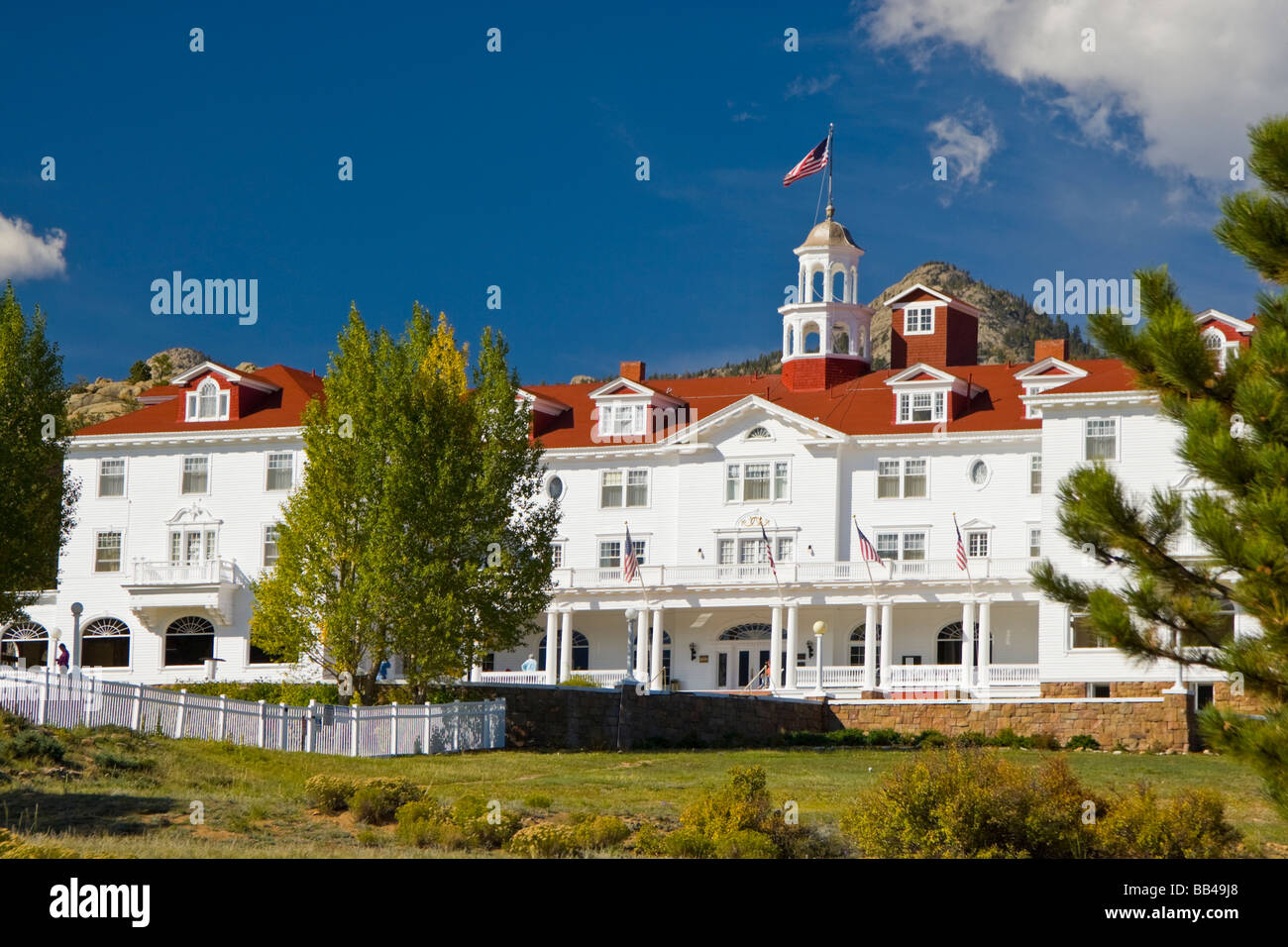 Stati Uniti d'America, Colorado, Estes Park. Vista della Stanley Hotel, elencato nel Registro Nazionale dei Luoghi Storici. Foto Stock