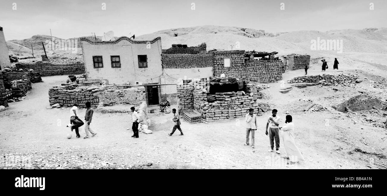 Ragazzi che giocano a calcio e chiacchierando in el-Qurna - piccolo villaggio nei pressi di Luxor,l'Egitto. Foto Stock