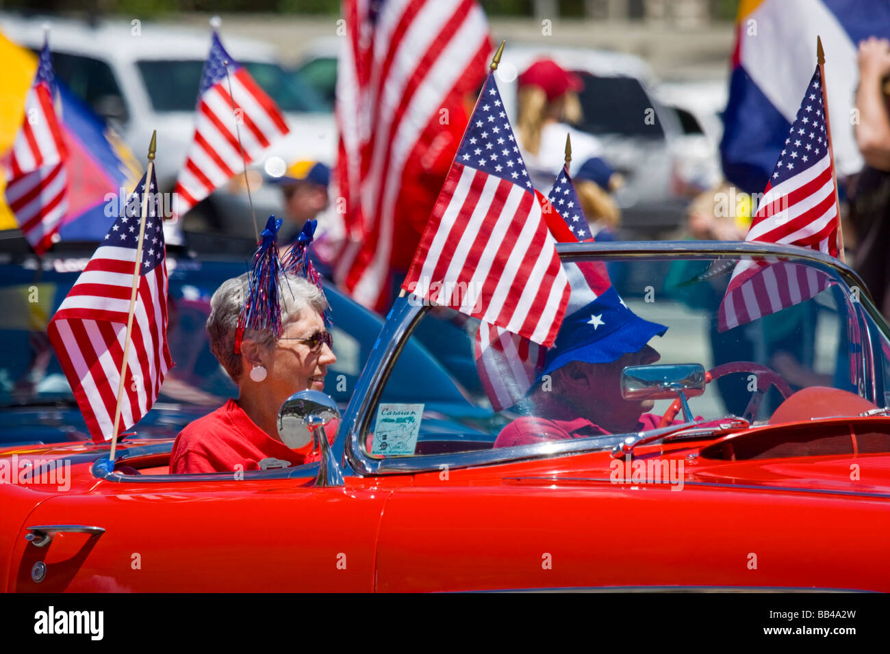 Stati Uniti d'America, Colorado, Frisco. Paio ride in deecorated auto rossa durante il mese di luglio la quarta parade. Foto Stock