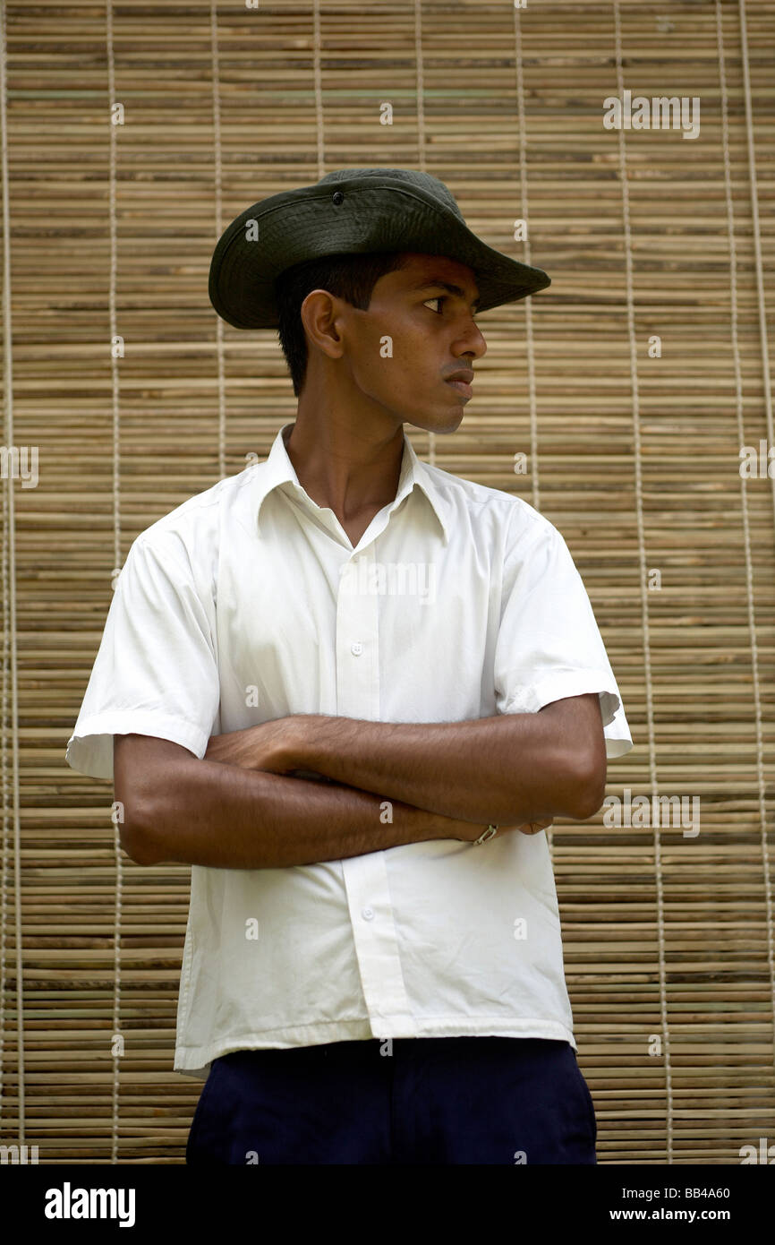 Un cameriere pone per un ritratto, Fort Cochin, India. Foto Stock