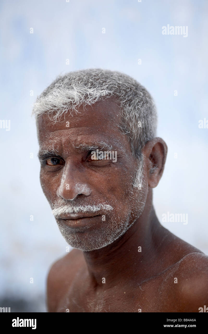 Un uomo pone per un ritratto in una elaborazione di zenzero pianta, Fort Cochin, India. Foto Stock