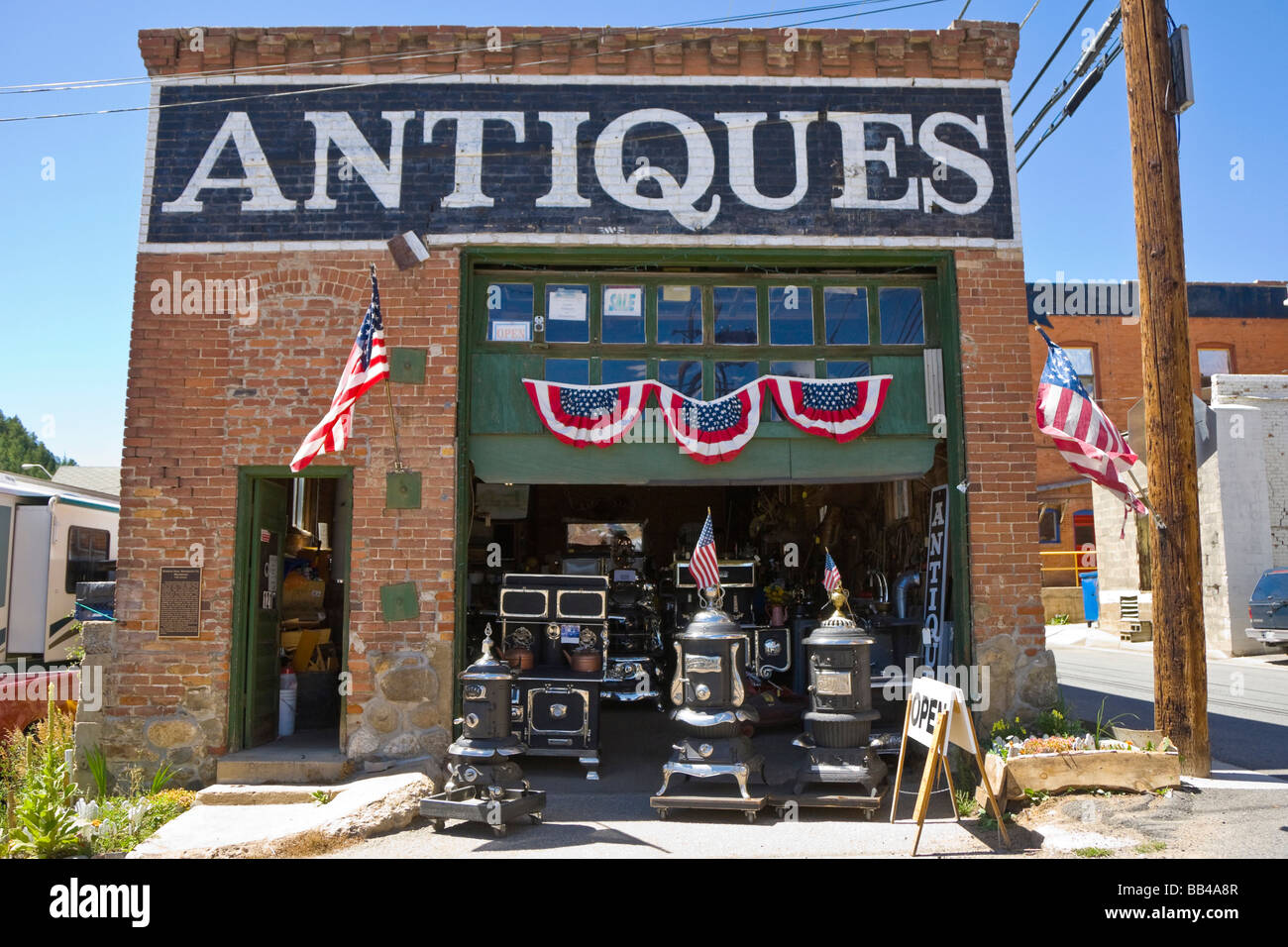 Stati Uniti d'America, Colorado, Idaho molle. Al di fuori del negozio di antiquariato decorate con bandierine americane e pavese. Foto Stock