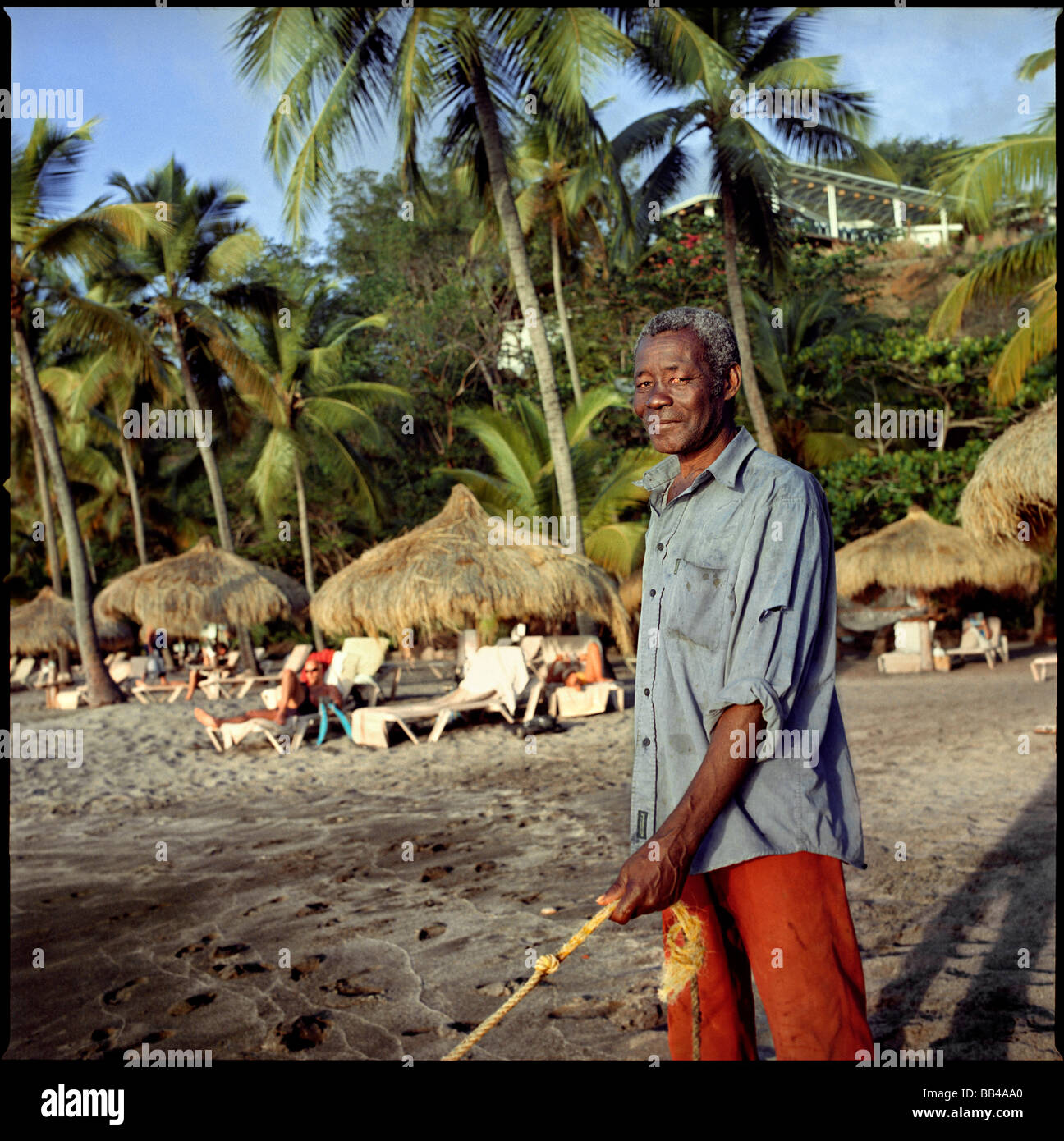 Un St. Lucian fisherman cale nelle sue reti Foto Stock