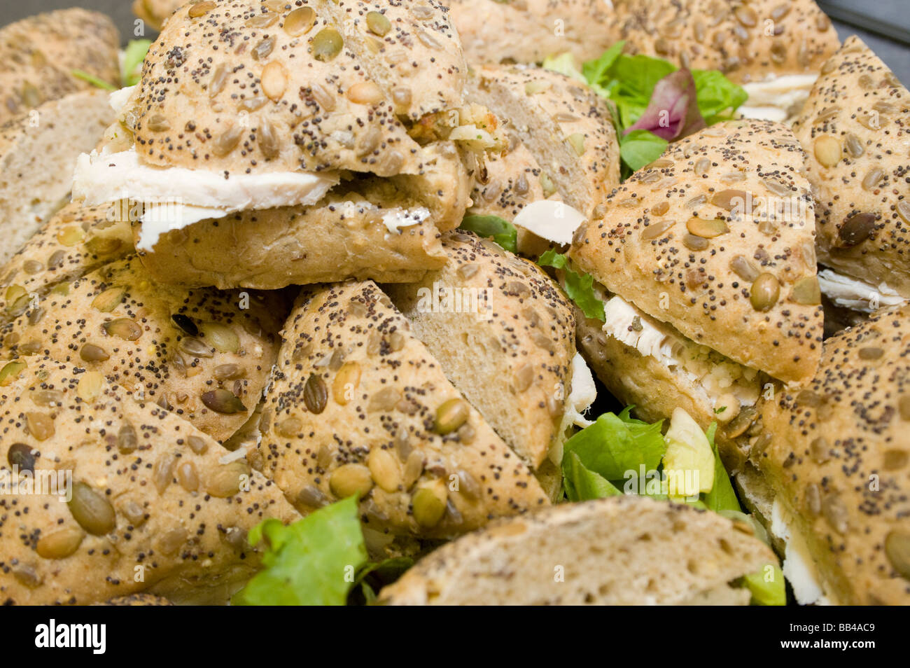 Grano intero seminate involtini di pollo fornito come parte cibo ad una festa di famiglia Foto Stock