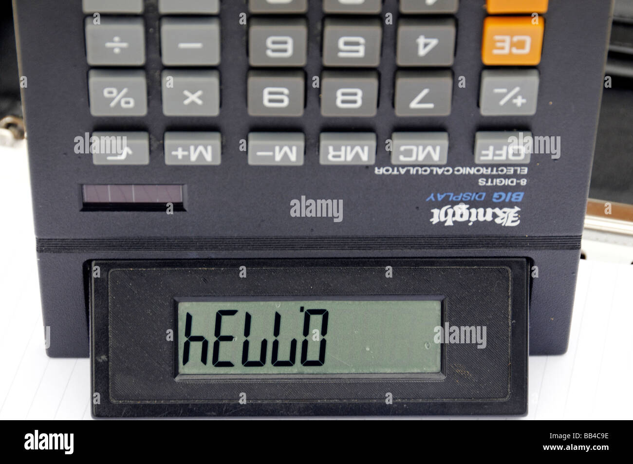 Powered Solar calculator capovolto che mostra la parola hello. Foto Stock