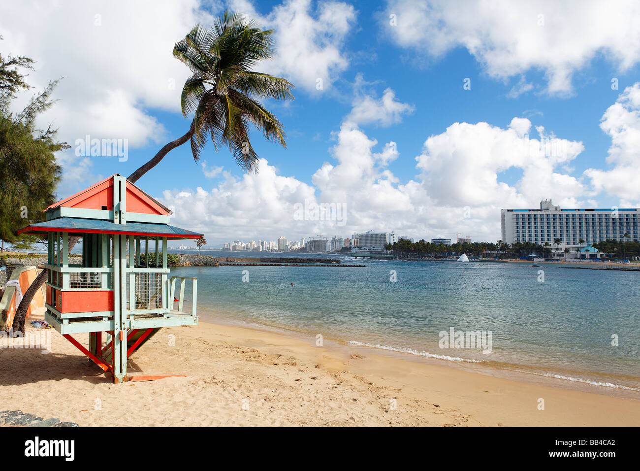 Vista di una spiaggia con un bagnino ferroviaria Parco del nuovo millennio San Juan Portorico Foto Stock