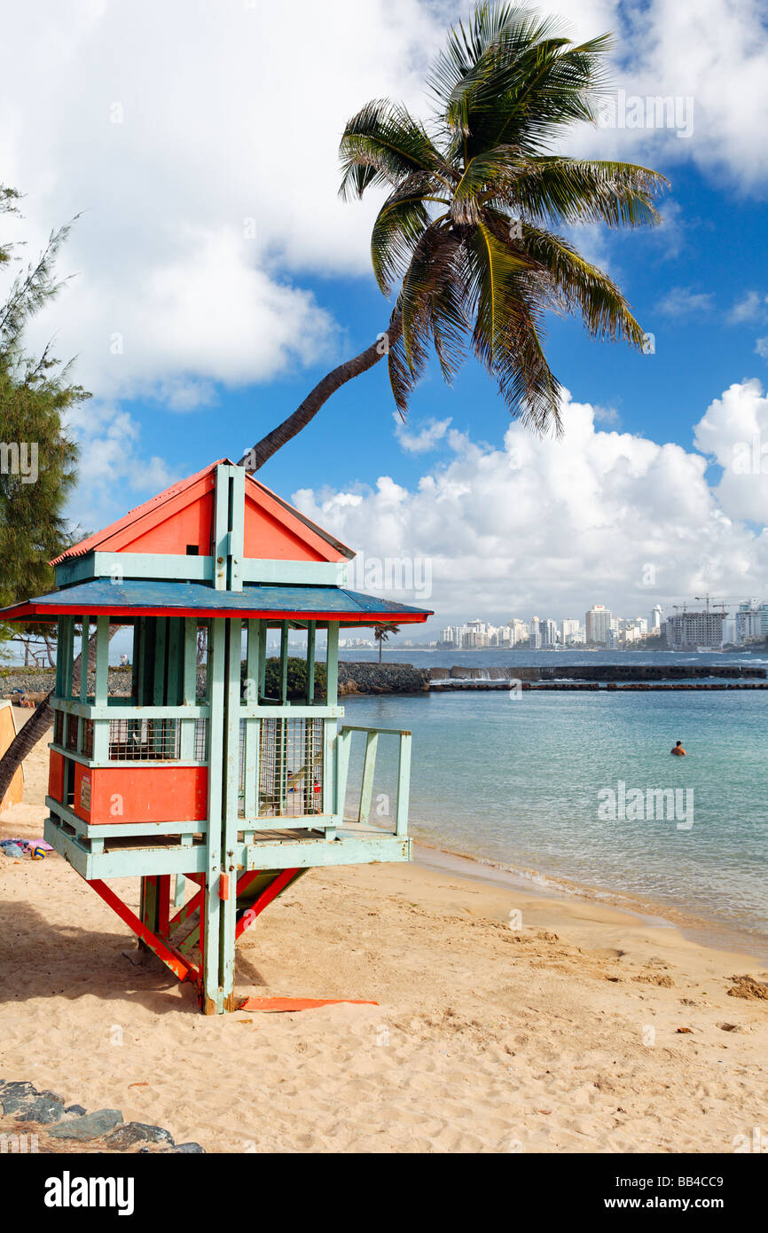 Vista verticale di una spiaggia con un bagnino ferroviaria Parco del nuovo millennio San Juan Portorico Foto Stock