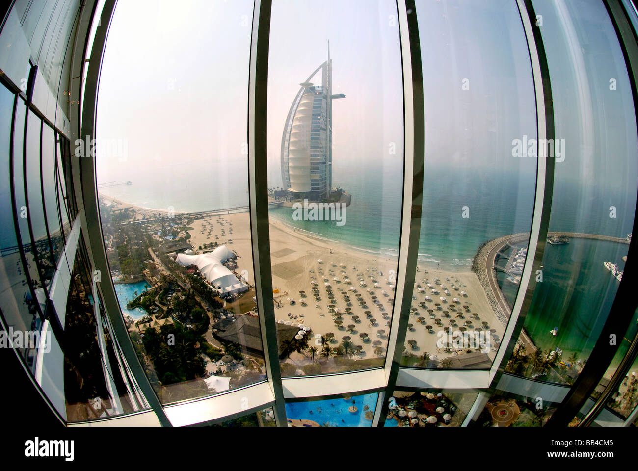 Dubai Jumeirah Beach & Burj Al Arab visto dalla parte superiore del Jumeirah Beach Hotel Foto Stock