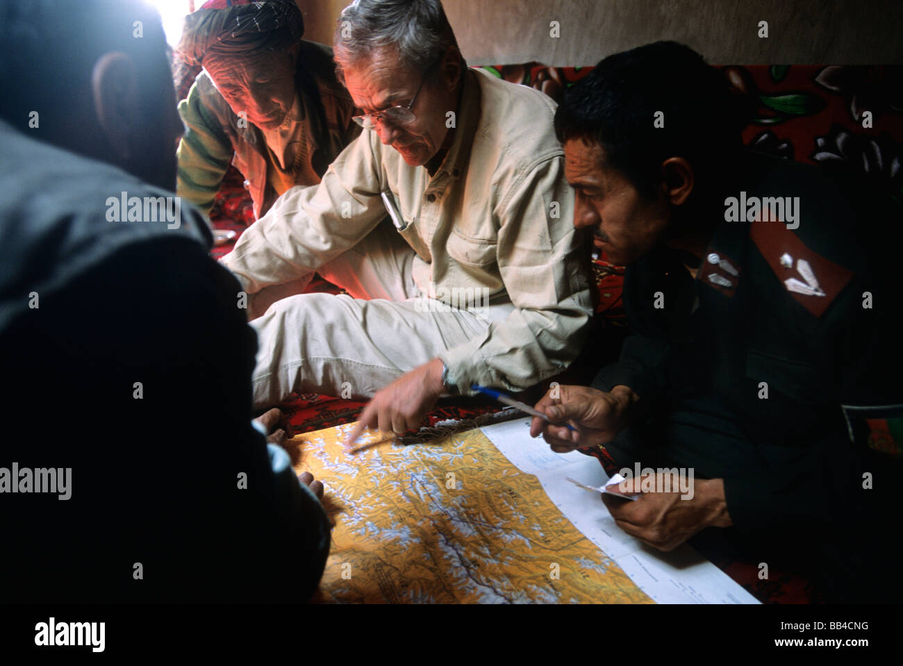Biologo G. Schaller studiando mappe, Wakhan corridor, Afghanistan. Foto Stock