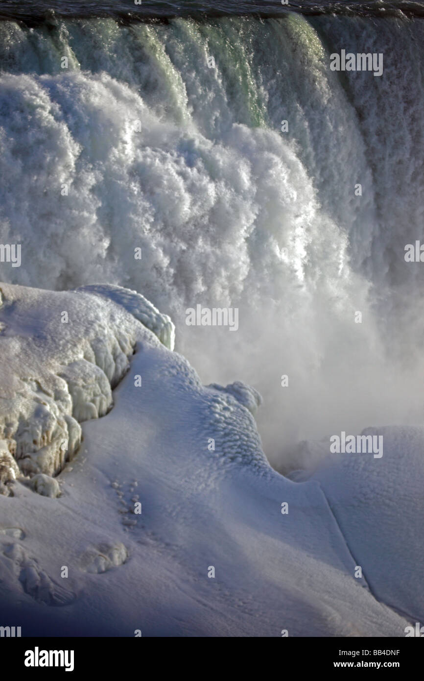 Cascate del Niagara in inverno con neve - Close up di acqua a cascata sopra le cascate - American Falls Cascate del Niagara - New York - USA Foto Stock
