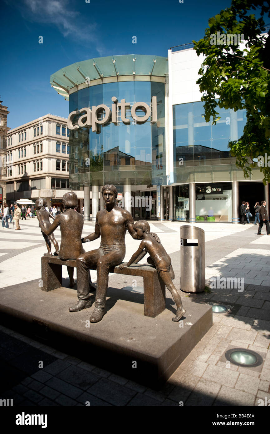 Arte pubblica di una famiglia fusa in bronzo al di fuori del Capitol shopping mall centro di Cardiff Wales UK Foto Stock