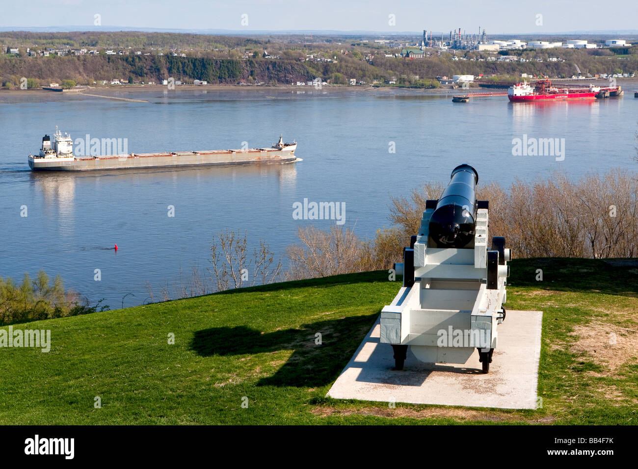 Un vecchio cannone sulle pianure di Abramo si affaccia su una nave la navigazione a St Lawrence fiume nella parte anteriore della città di Québec Foto Stock