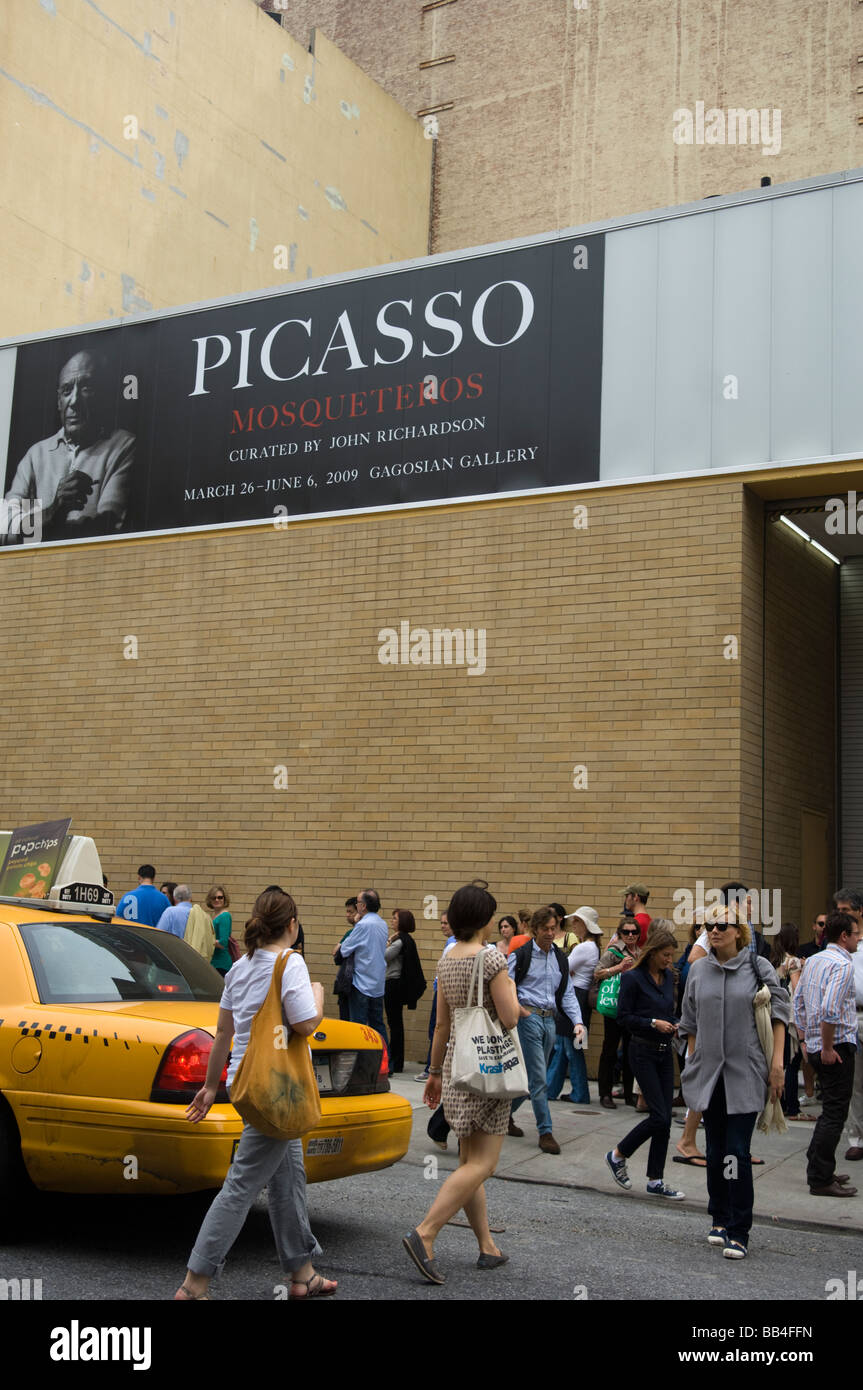 Gli amanti dell arte di attendere su inserire il Pablo Picasso esporre alla Gagosian Gallery nel trendy quartiere galleria di West Chelsea nel nuovo Foto Stock