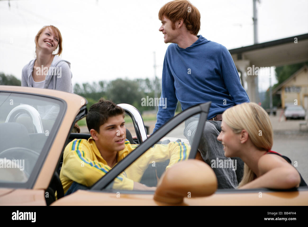 Due coppie giovani intorno ad un'auto Foto Stock