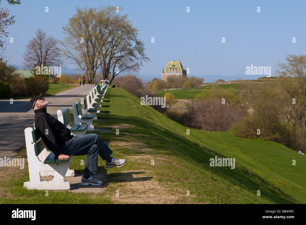 Un uomo gode del sole sping sulle pianure di Abramo nella città di Québec Foto Stock