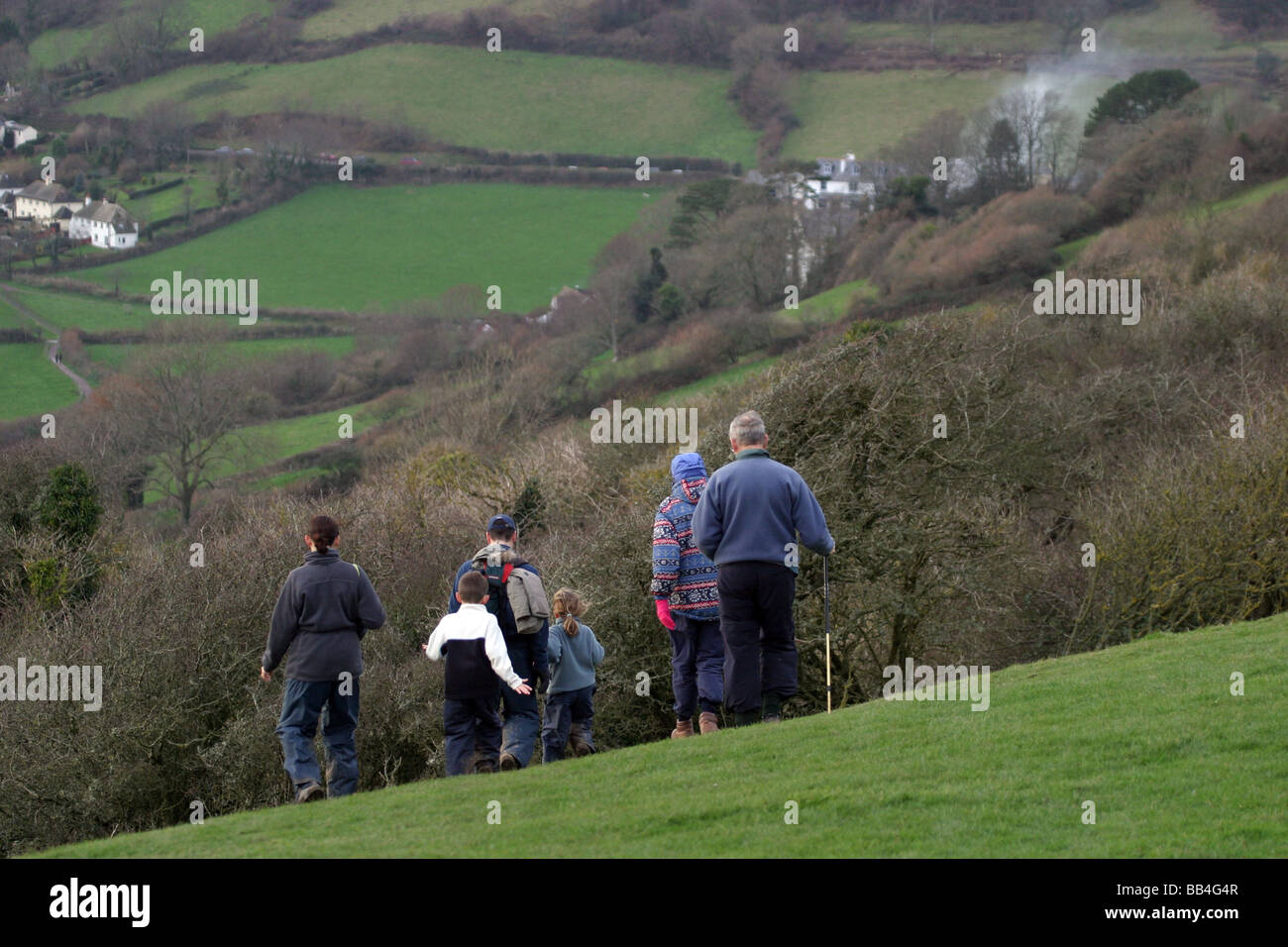 Un gruppo di escursionisti al di sopra del villaggio di Branscombe nel Devon West Country Foto Stock