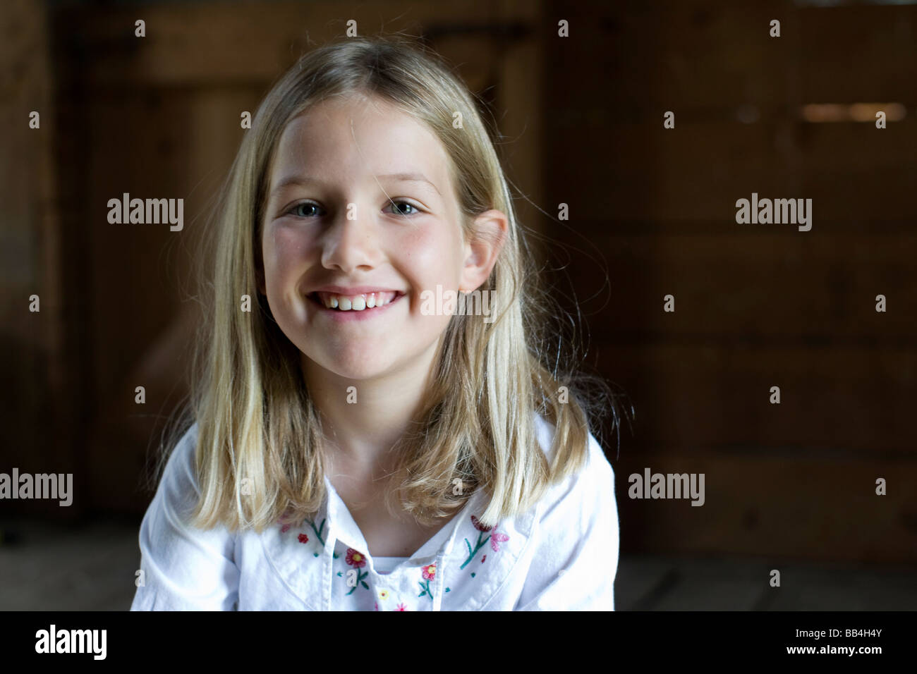 Ritratto di una ragazza seduta in un fienile in North Yarmouth, Maine. Foto Stock