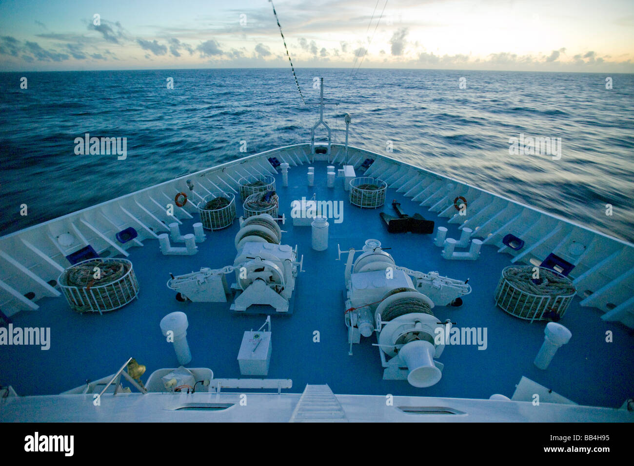 La prua di una nave da crociera sull'oceano Pacifico come si vede dal ponte di navi. Foto Stock