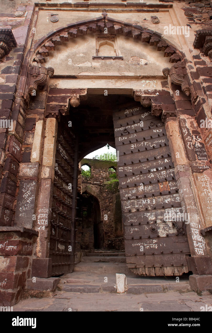 Vecchio antica porta sulla cima di Ranthambore Fort, Rajasthan, India. Foto Stock