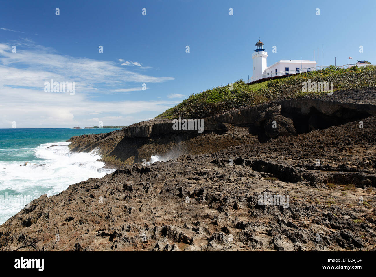 Basso Angolo di visione di un faro su una scogliera Punta Morillos Arecibo Puerto Rico Foto Stock