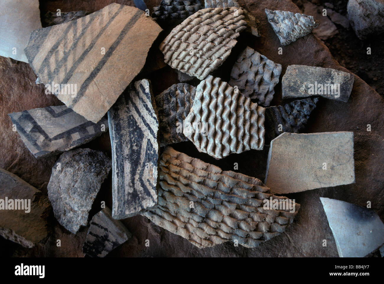 Pottery sherds lasciato dal Puebloans ancestrale precedentemente noto come Anasazi in Grand Gulch Utah Foto Stock