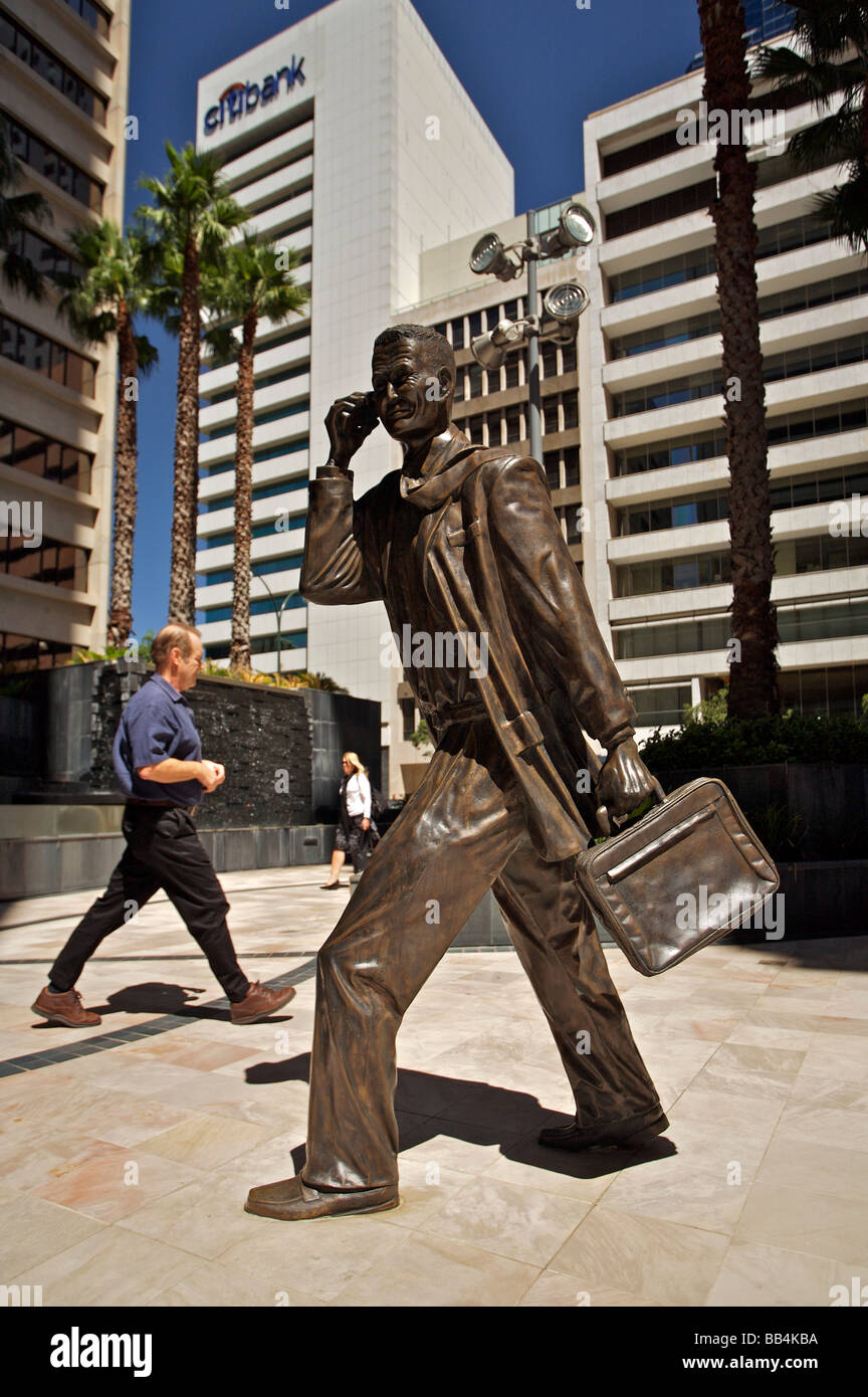 Statua di un uomo che cammina per lavorare, Perth, Western Australia Foto Stock